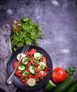 Salatalık ve domatesli sebze salatası.