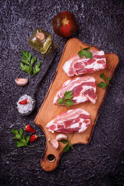 Çiğ domuz eti ve yemek pişirmek için malzemeler