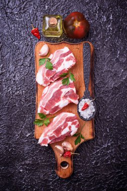 Çiğ domuz eti ve yemek pişirmek için malzemeler