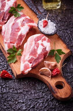 Çiğ domuz eti ve yemek pişirmek için malzemeler