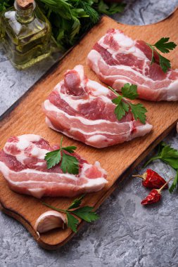 Çiğ domuz eti ve yemek pişirmek için malzemeler