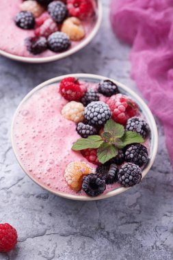 Güler yüzlü kase dondurulmuş berry ile