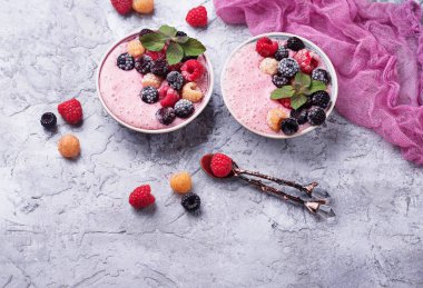 Güler yüzlü kase dondurulmuş berry ile