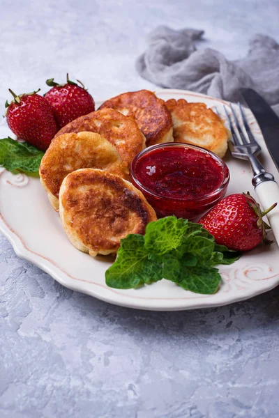 Cheese pancakes with strawberries jam — Stock Photo, Image