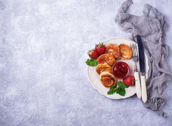 Çilek reçelli krep peynir