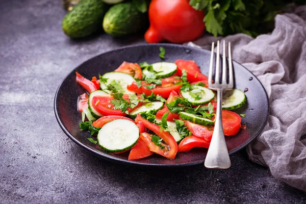 Salatalık ve domatesli sebze salatası.