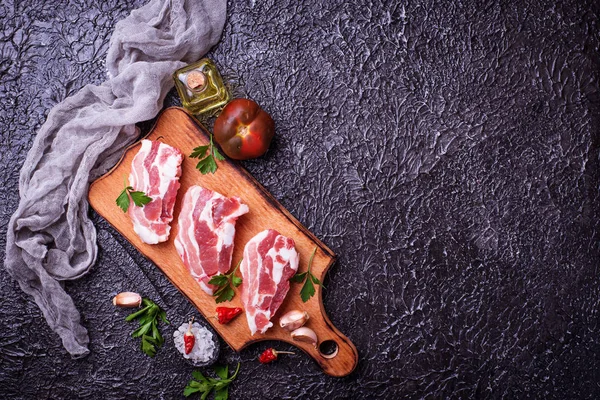 Çiğ domuz eti ve yemek pişirmek için malzemeler