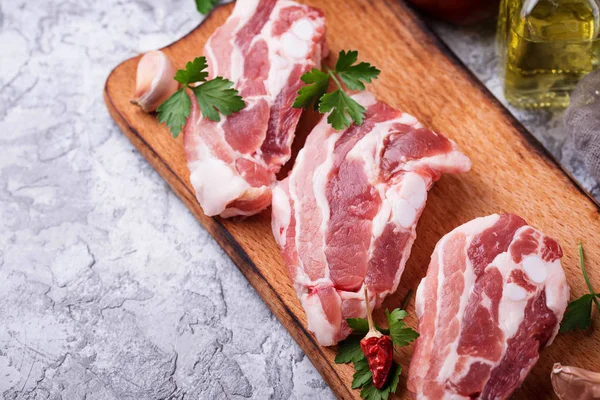 Çiğ domuz eti ve yemek pişirmek için malzemeler