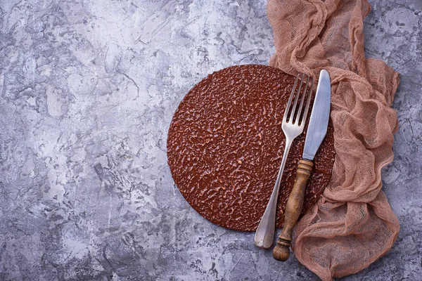 Tabla de cortar vacía o placa con cubiertos sobre fondo de hormigón — Foto de Stock