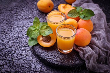 Kayısı suyu. Taze yaz içeceği