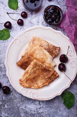 Kiraz reçeli ve çilek ile Pancakes