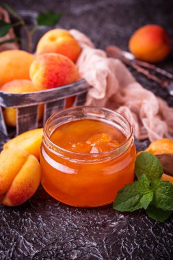 유리 용기에 살구 잼