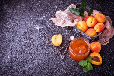 유리 용기에 살구 잼