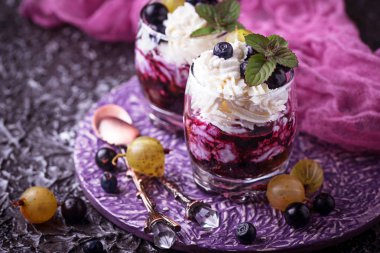 Berry ve krem peynir ile sağlıklı tatlı