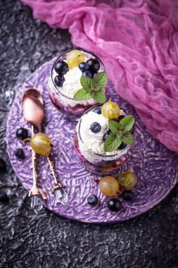 Berry ve krem peynir ile sağlıklı tatlı