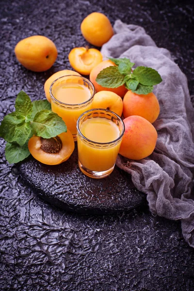 Kayısı suyu. Taze yaz içeceği