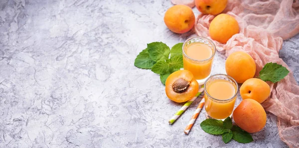 Aprikosensaft. frisches Sommergetränk — Stockfoto