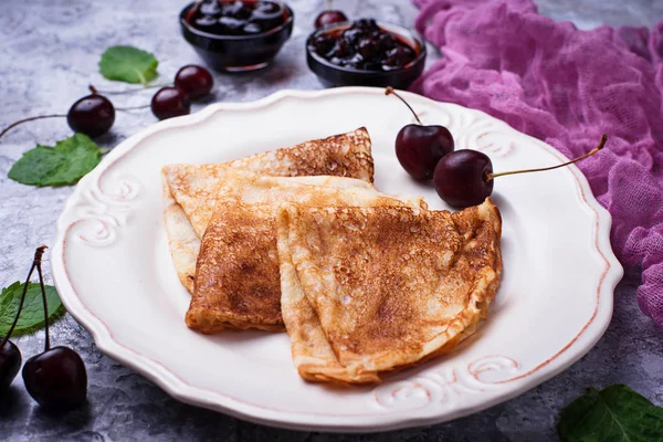 Pfannkuchen mit Kirschmarmelade und Beeren — Stockfoto