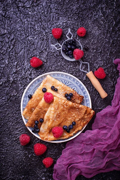 Pancakes with blueberries and raspberries — Stock Photo, Image