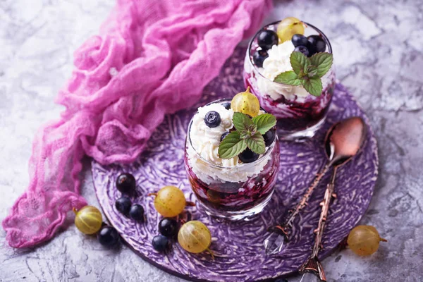 Здоровый десерт с ягодами и сливочным сыром — стоковое фото