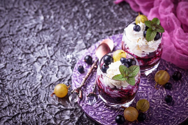 Dessert santé avec baies et fromage à la crème — Photo