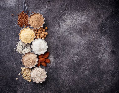 Çeşitli gluten ücretsiz un seçimi 