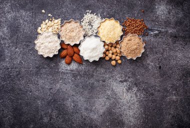 Çeşitli gluten ücretsiz un seçimi 