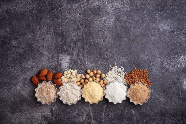 Çeşitli gluten ücretsiz un seçimi 