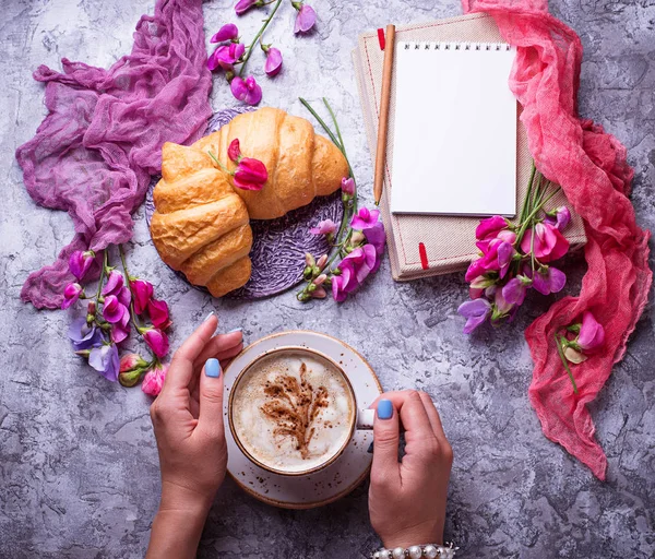  Kahve, kruvasan, çiçek ve defter. 