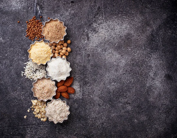 Çeşitli gluten ücretsiz un seçimi 