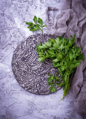 Gri beton zemin üzerine taze maydanoz