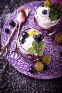 Berry ve krem peynir ile sağlıklı tatlı