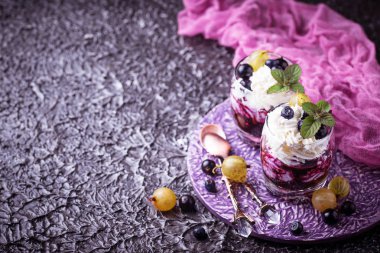 Berry ve krem peynir ile sağlıklı tatlı