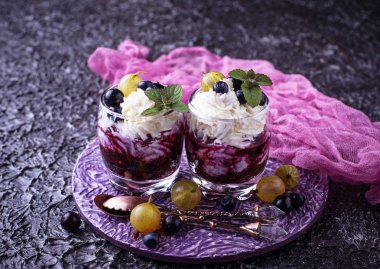 Berry ve krem peynir ile sağlıklı tatlı