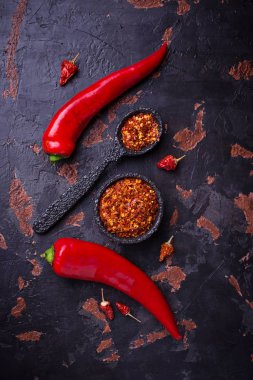 Eski paslı zemin üzerine kırmızı biber biber