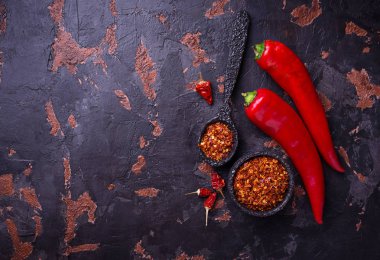 Eski paslı zemin üzerine kırmızı biber biber