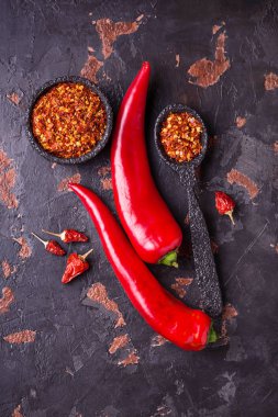 Eski paslı zemin üzerine kırmızı biber biber