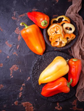 Karanlık paslı zemin üzerine tatlı Bulgar biber