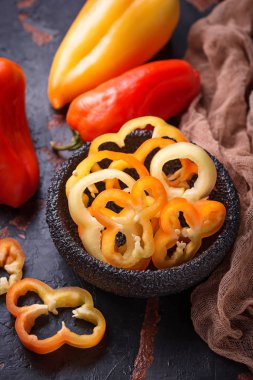 Karanlık paslı zemin üzerine tatlı Bulgar biber