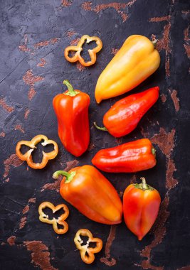 Karanlık paslı zemin üzerine tatlı Bulgar biber