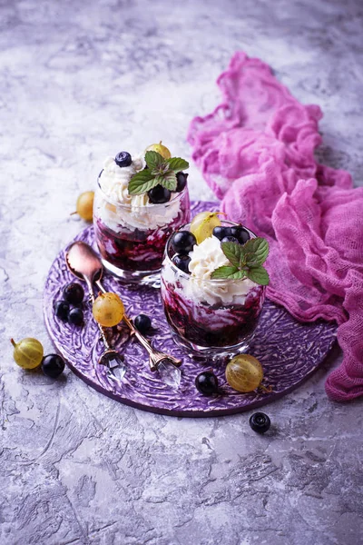 Здоровый десерт с ягодами и сливочным сыром — стоковое фото