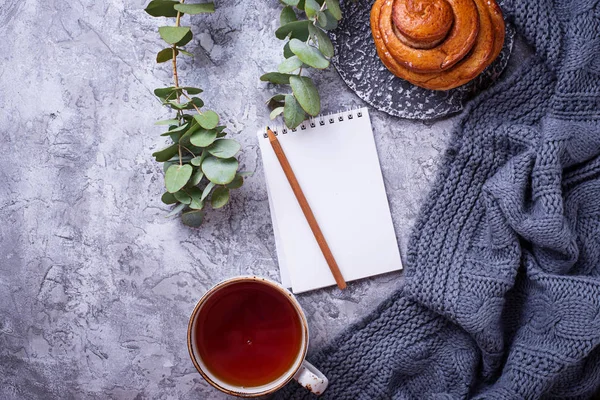 W przestrzeni roboczej kobiecy Kok, herbatę i notebook — Zdjęcie stockowe