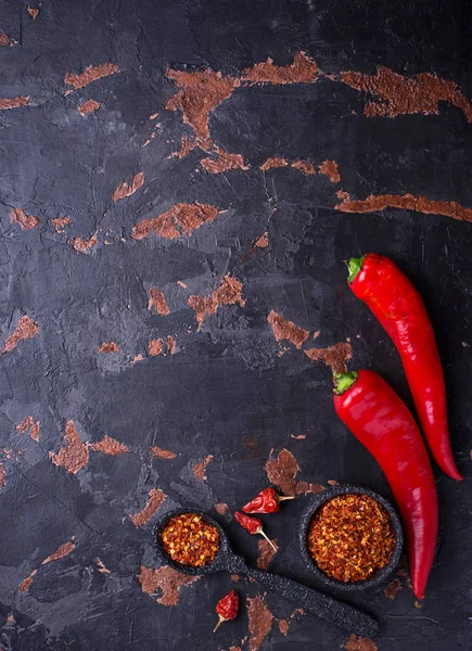 Eski paslı zemin üzerine kırmızı biber biber