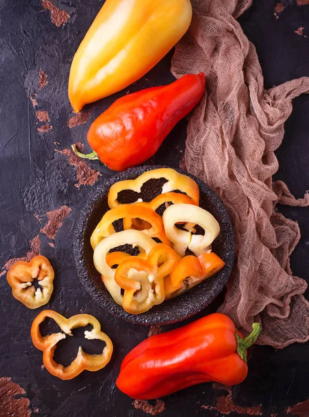 Karanlık paslı zemin üzerine tatlı Bulgar biber