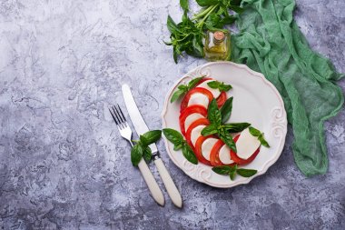 Mozzarella peyniri, domates ve fesleğen ile İtalyan caprese salatası