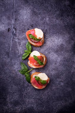 Crostini somon, mozarella, domates ve fesleğen ile