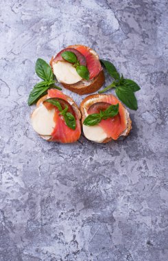 Crostini somon, mozarella, domates ve fesleğen ile