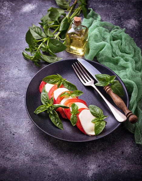 Italienska Capresesallad med mozzarella, tomater och basilika — Stockfoto