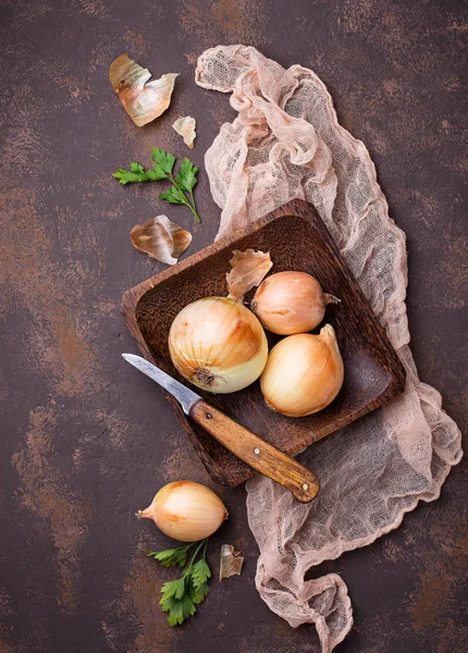 Cebollas crudas sobre fondo oxidado — Foto de Stock