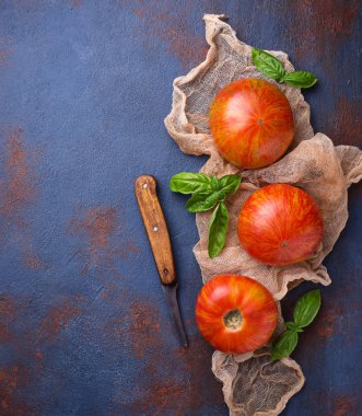 Mavi paslı zemin üzerine taze domates. 